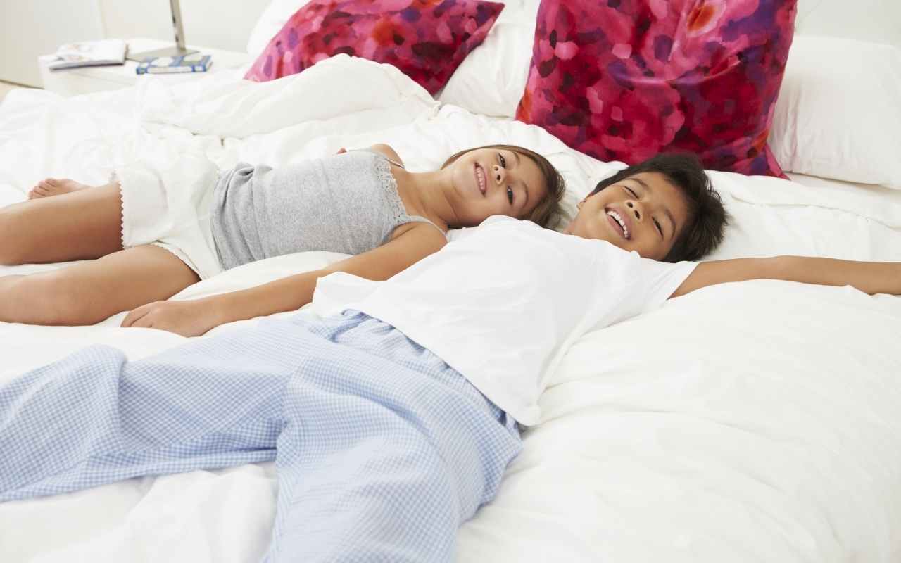 Сестры в пижамах кровать